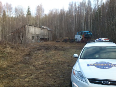 Ödehus inklusive ödebil och diverse ödeskrot.