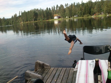 Liten människa flyr från surströmmingen.